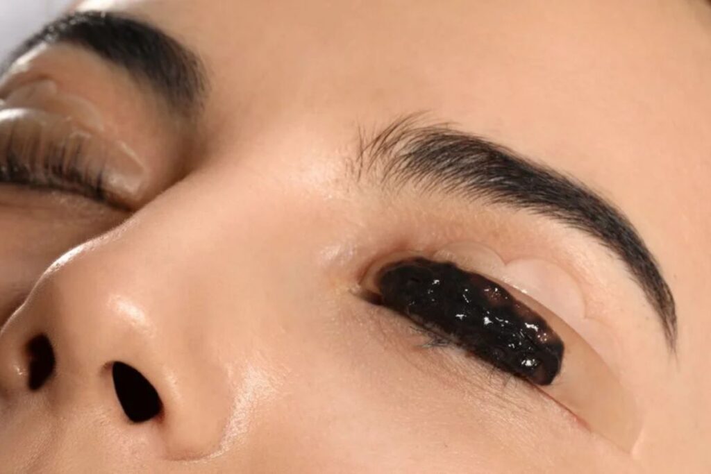 Everything You Need to Know About Eyelash Tinting